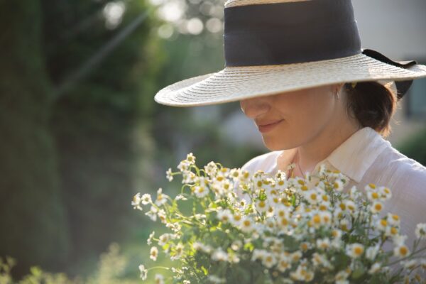 girl hat daisy flowers woman 6380331