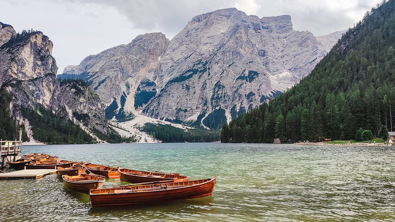 moutains lake boat nature 9025523