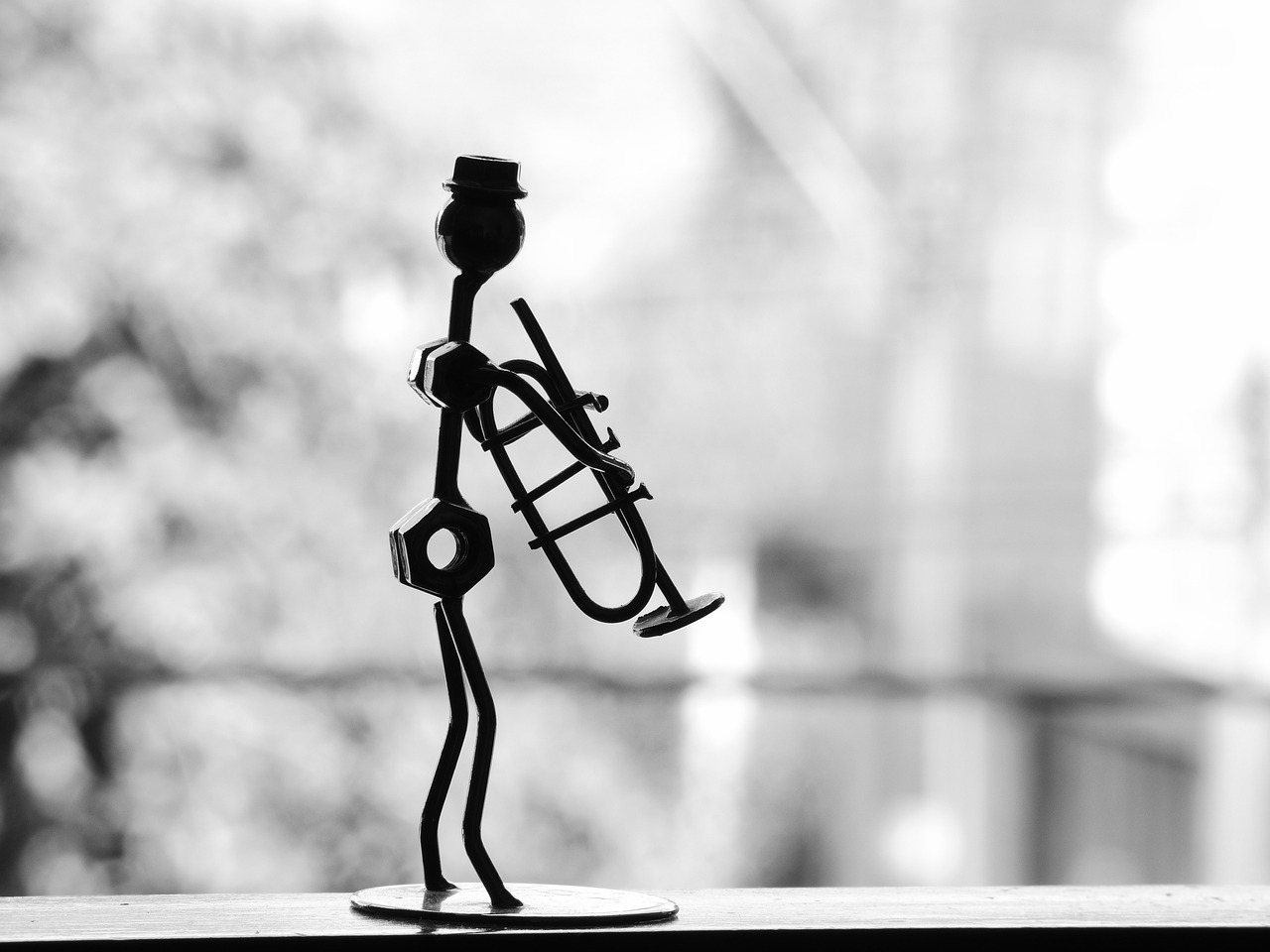 musician trumpet metal decoration 623362